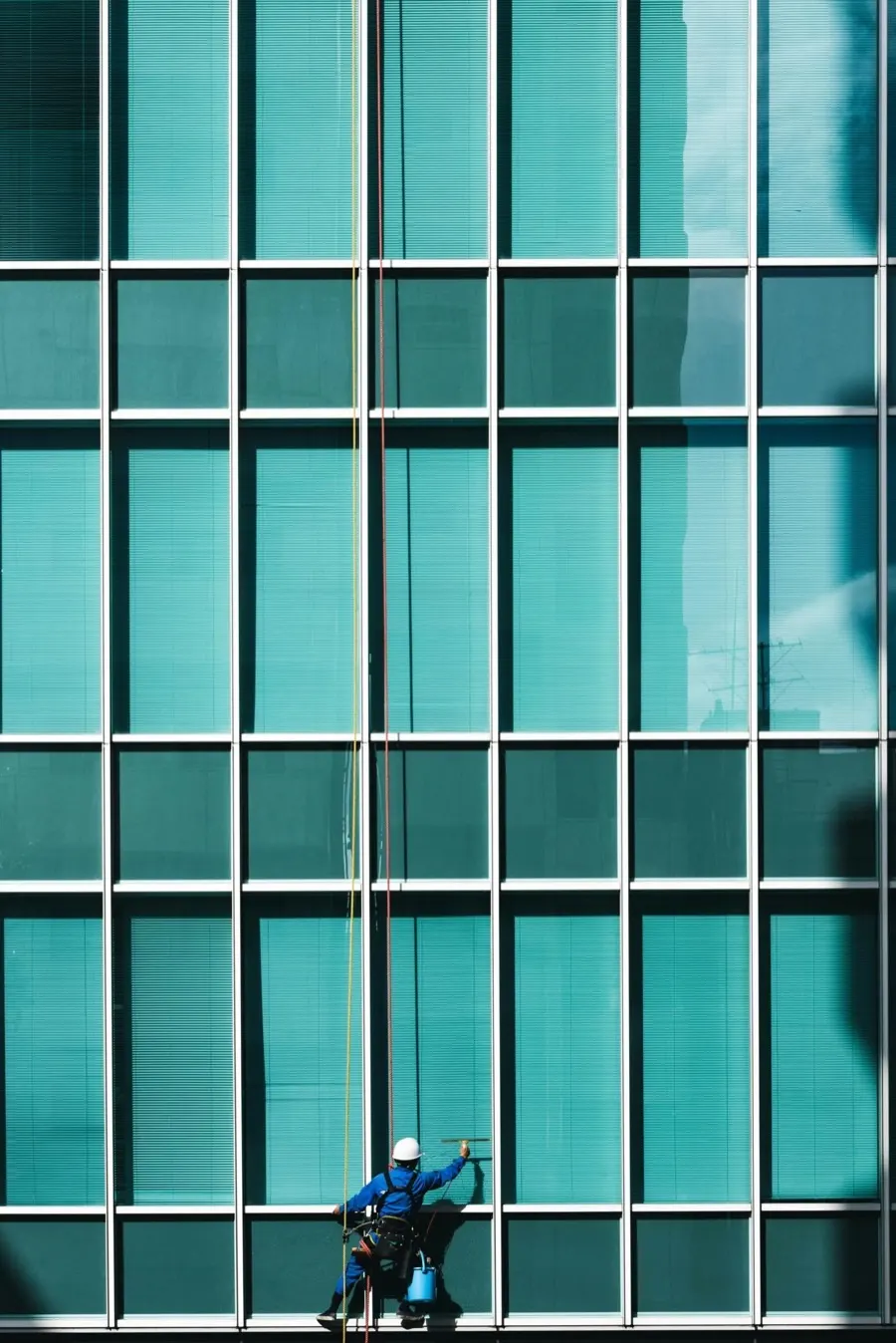 Glasreinigung an einer Bürofassade